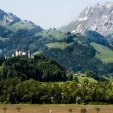 Une future commune fusionnée dans le district de la Gruyère (FR), ici la château de Gruyères et le Moléson en arrière-plan, pourrait afficher une capacité d'investissement de 371 à 460 millions de francs, selon les calculs du Service cantonal des ...